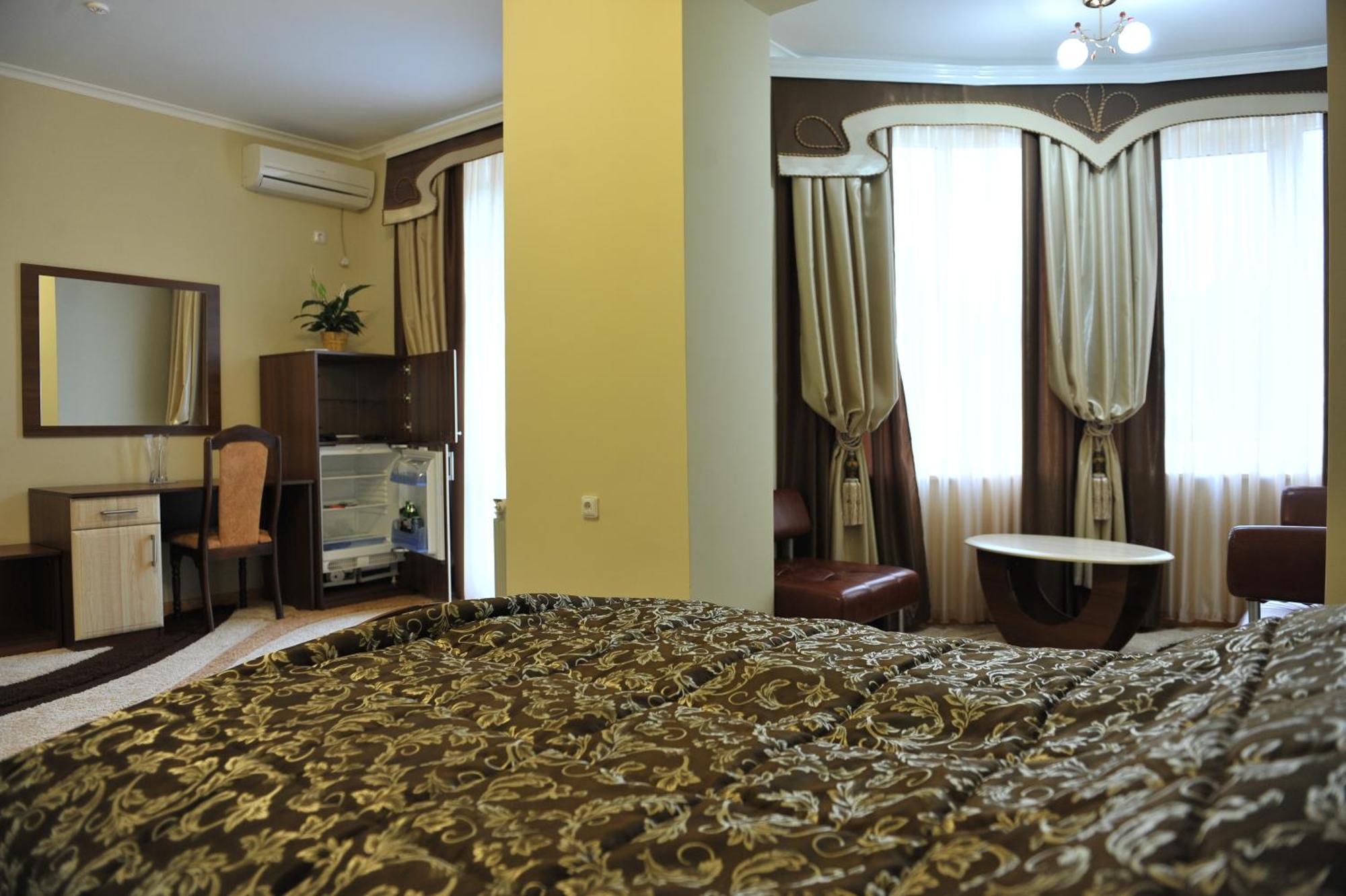 Andinna Hotel Chernivtsi Exterior photo